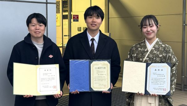 内村さんが工学研究科長賞、アンさんが電気学会東北支部・優秀学生賞、吉田さんが電子情報通信学会東北支部・優秀学生表彰を受賞しました